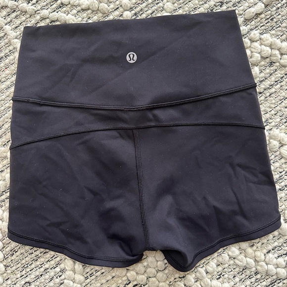 Lululemon In Movement Biker Shorts Everlux 2.5" Size 4 in Black. - Picture 4 of 9